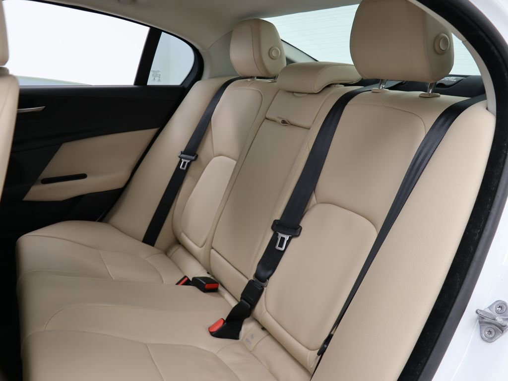 Used 2017 Jaguar XE Premium image 31