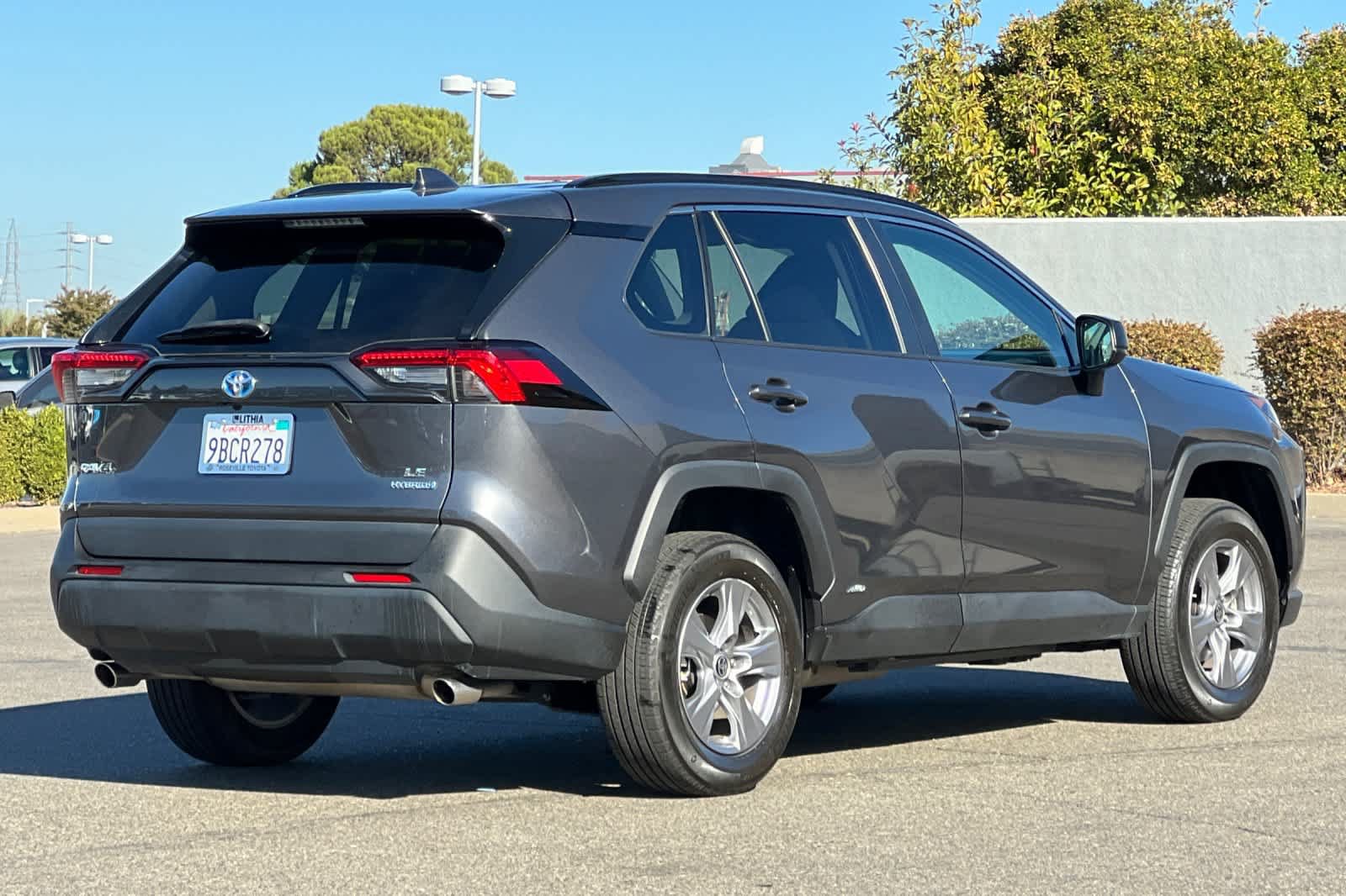Certified 2022 Toyota RAV4 LE AWD/4WD image 2