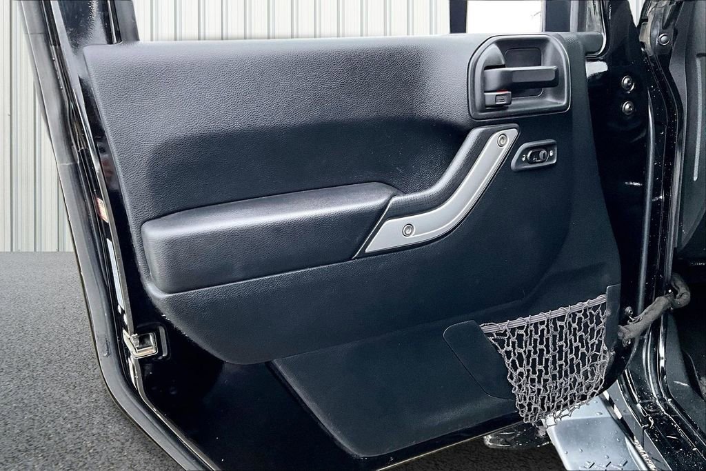 Used 2017 Jeep Wrangler Unlimited Sahara AWD/4WD image 18