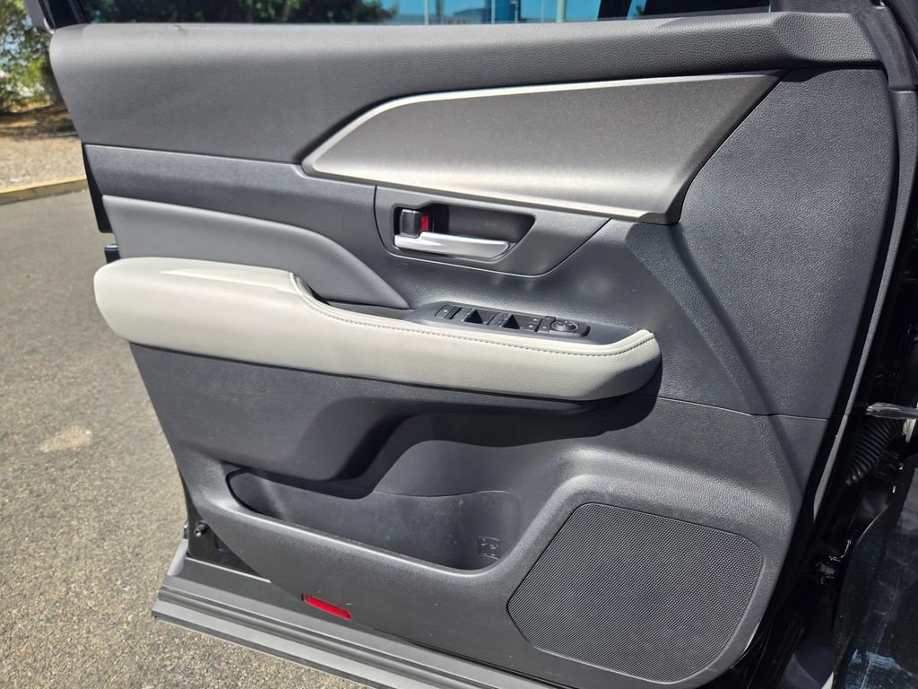Used 2024 Toyota Grand Highlander AWD Hybrid image 16