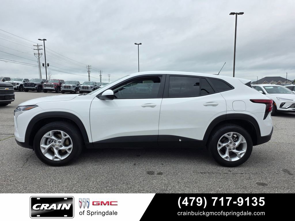 Used 2025 Chevrolet Trax LS w/ LS Convenience Package FWD image 4