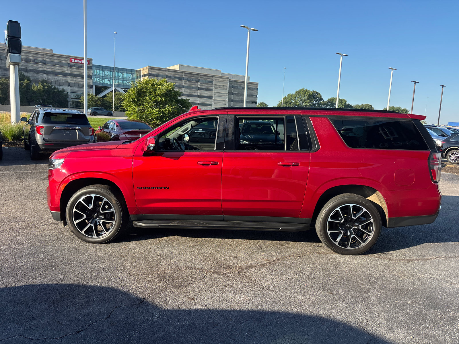 Used 2022 Chevrolet Suburban RST w/ Luxury Package AWD/4WD image 4