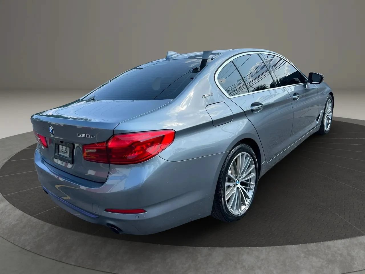 Used 2018 BMW 530e xDrive w/ Premium Package 2 AWD/4WD image 5