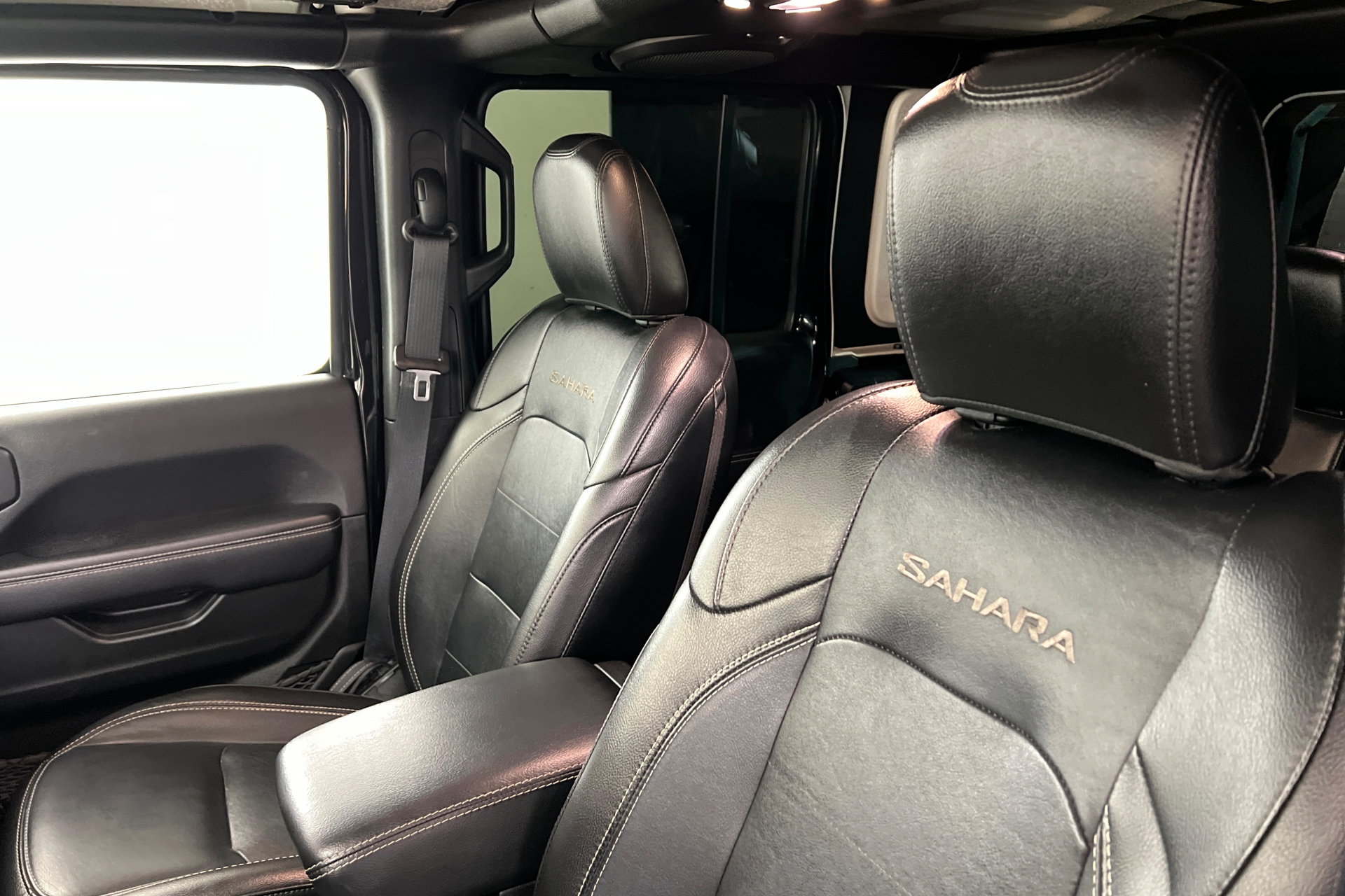 Used 2022 Jeep Wrangler Unlimited Sahara w/ Cold Weather Group image 17