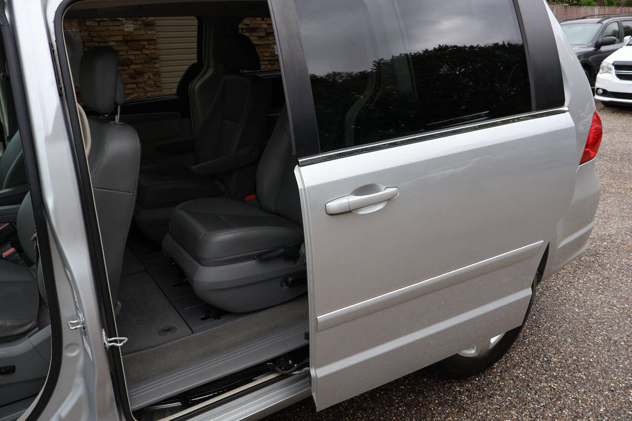 Used 2011 Volkswagen Routan SE FWD image 18