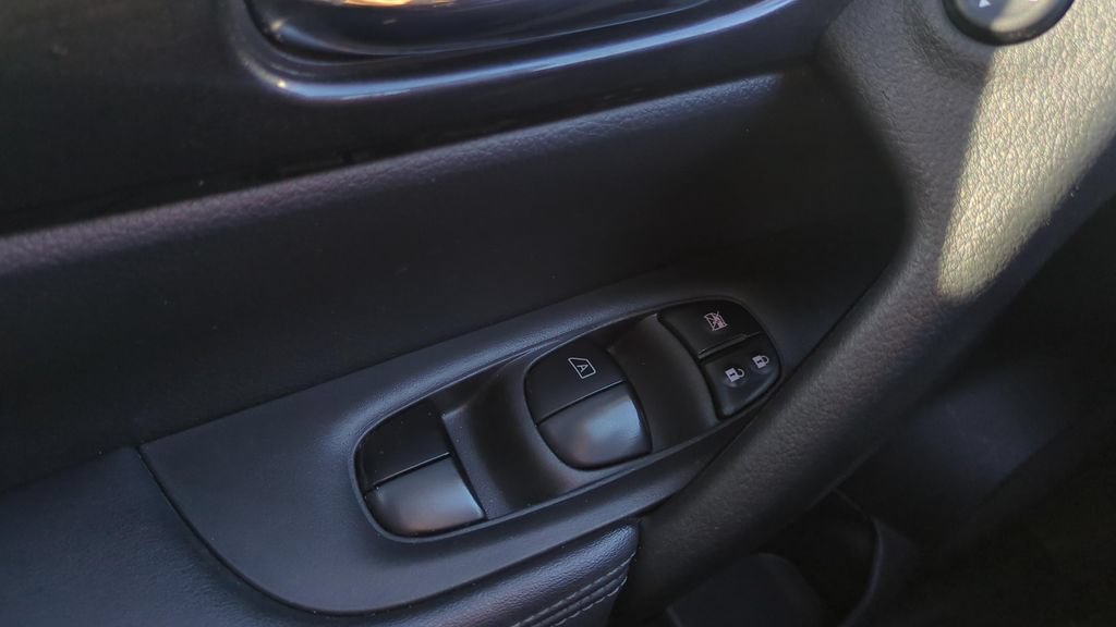 Certified 2018 Nissan Rogue SV w/ Premium Package FWD image 20