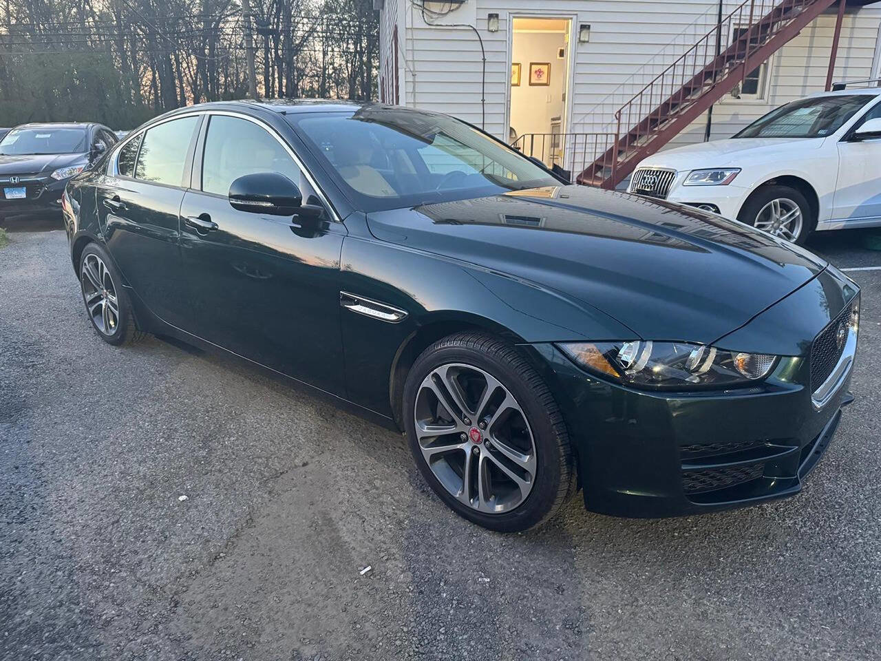Used 2017 Jaguar XE Premium image 2