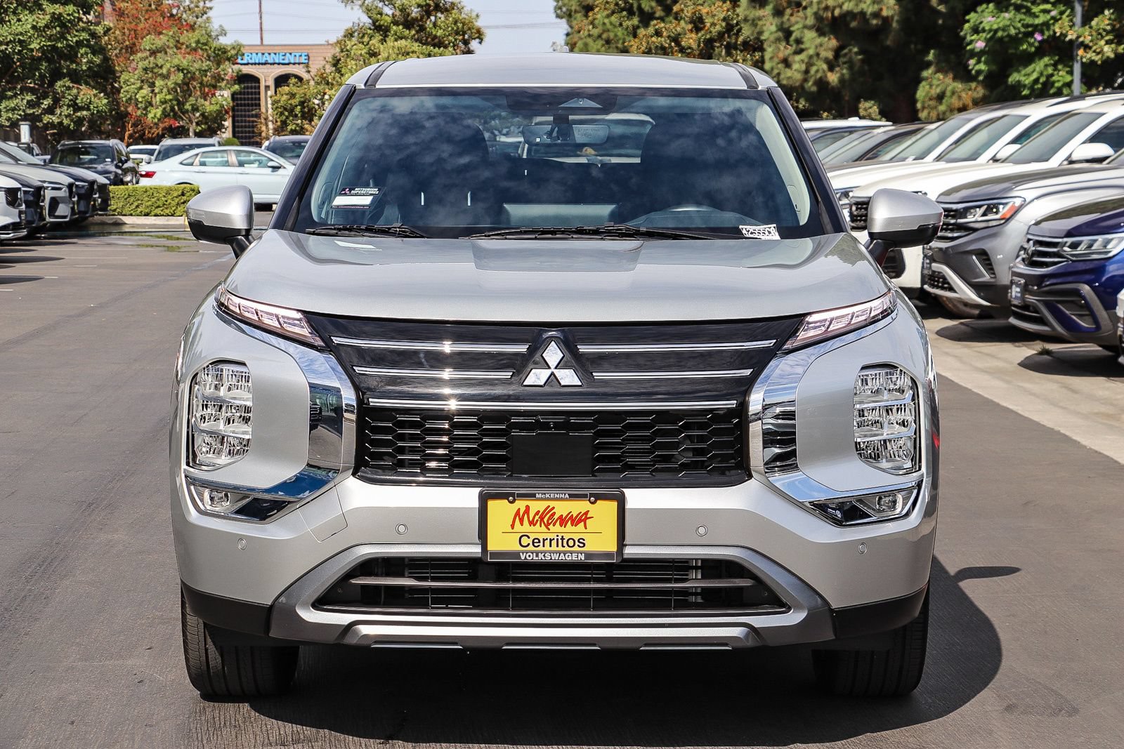 Used 2025 Mitsubishi Outlander SE FWD image 2
