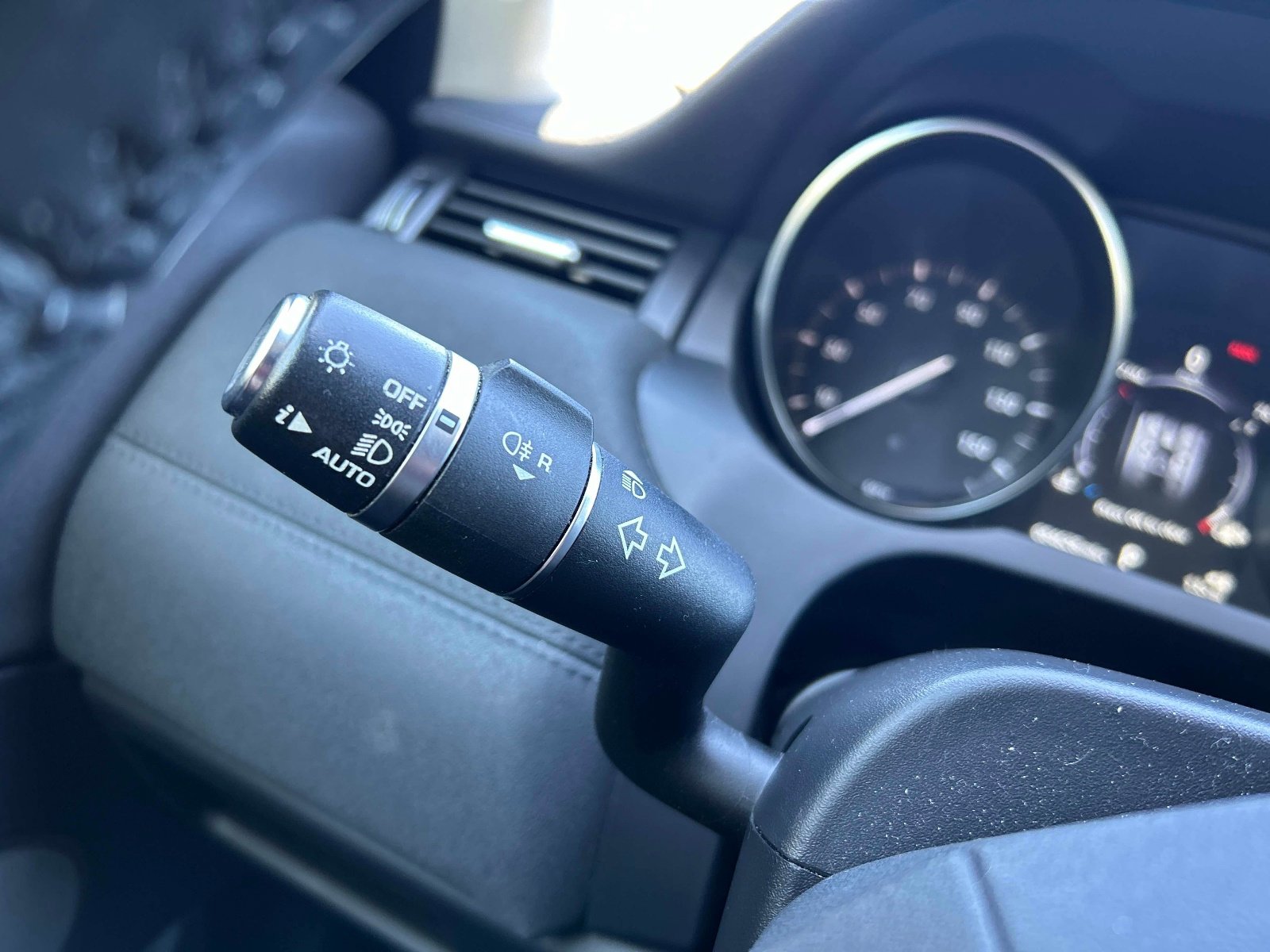 Used 2018 Land Rover Range Rover Evoque SE AWD/4WD image 25