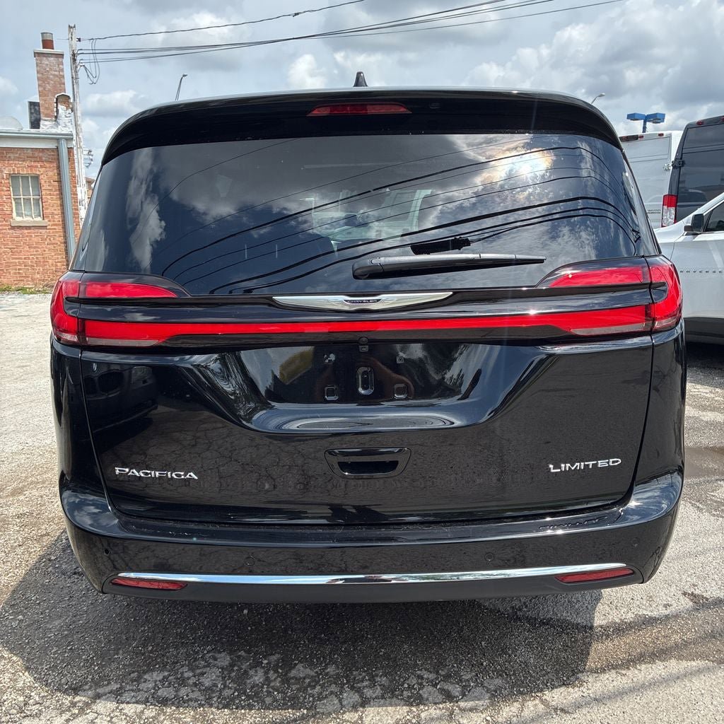Used 2026 Chrysler Pacifica Limited FWD image 13