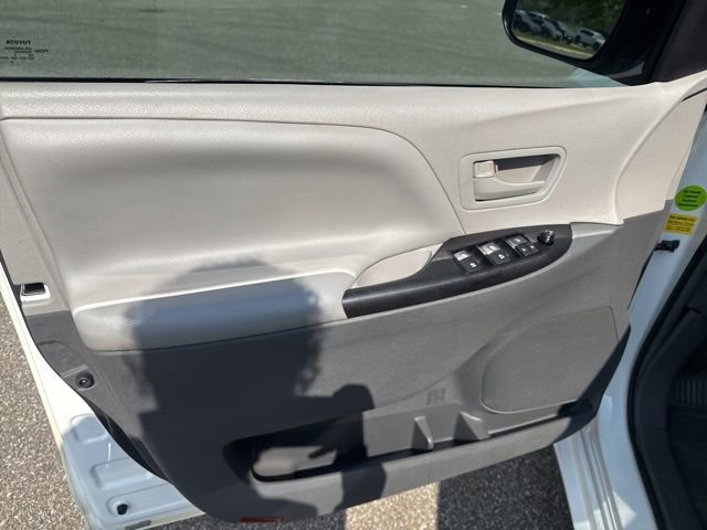 Used 2015 Toyota Sienna L image 19