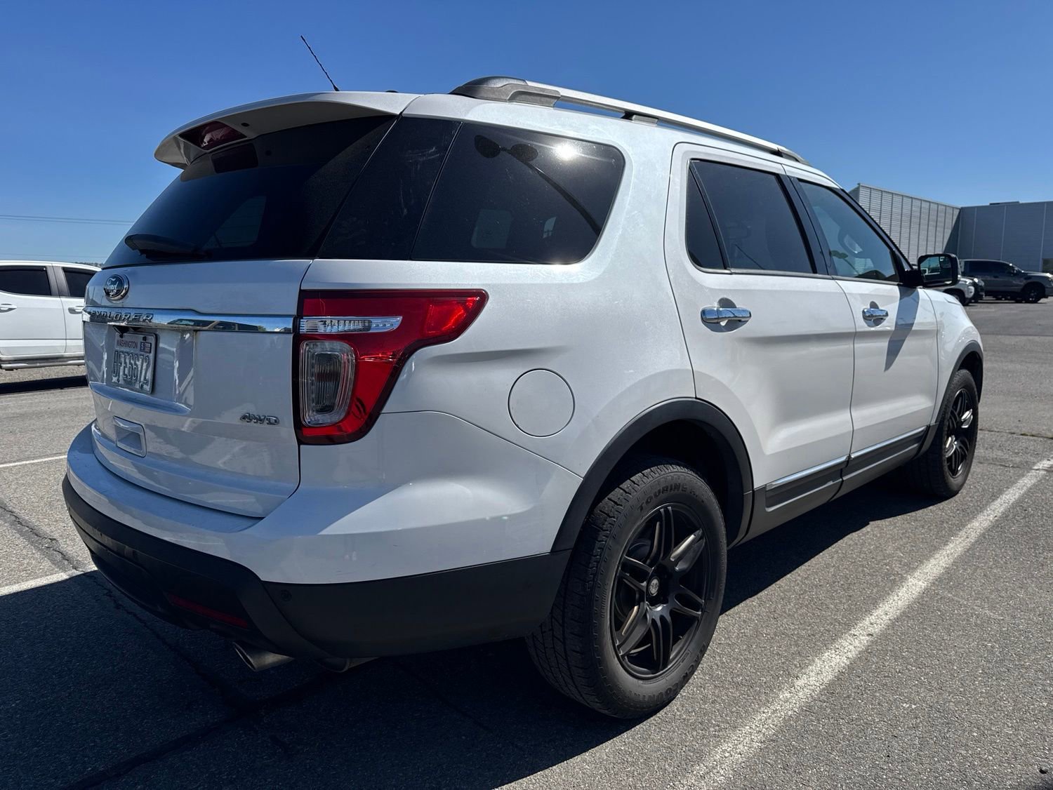 Used 2014 Ford Explorer XLT w/ Equipment Group 202A AWD/4WD image 6