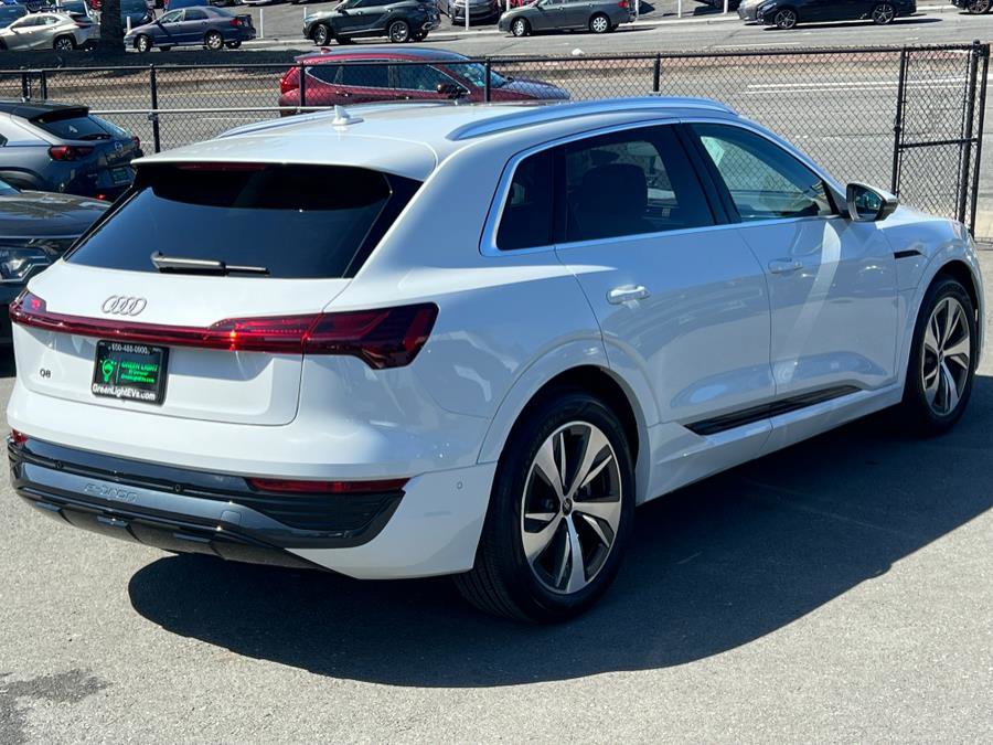 Used 2024 Audi Q8 e-tron Premium Plus w/ Premium Plus Package image 5
