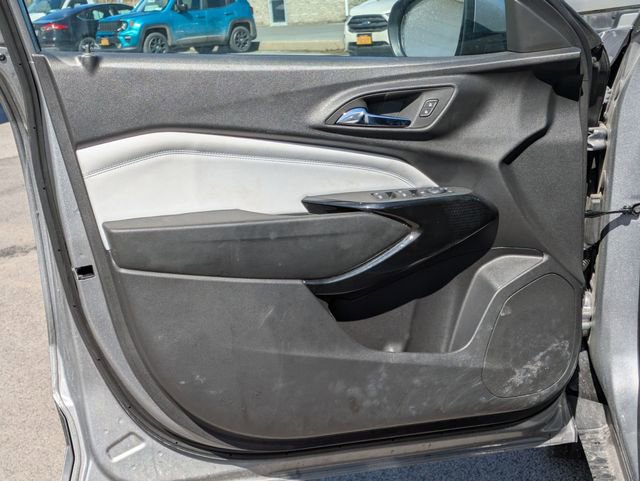 Used 2025 Chevrolet Trax LT w/ LT Convenience Package FWD image 6