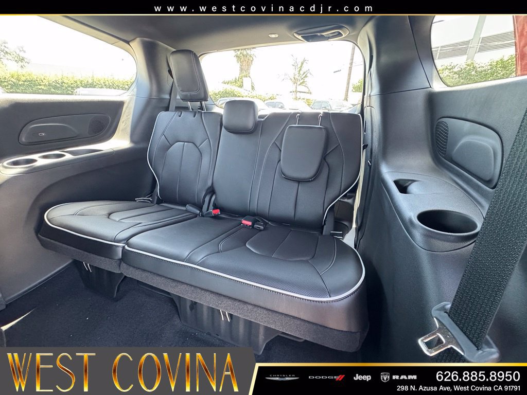 New 2027 Chrysler Pacifica Limited FWD image 30
