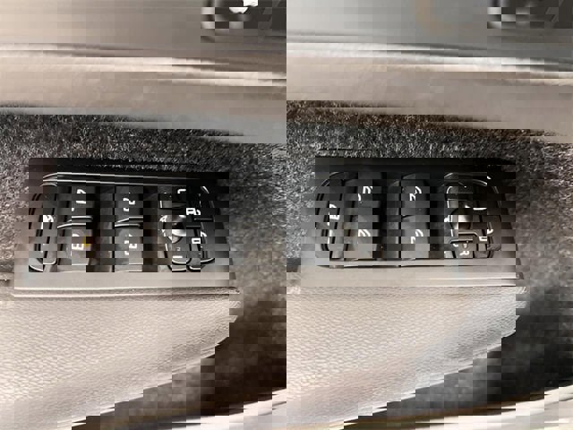 Used 2024 Volvo XC40 B5 Core image 18