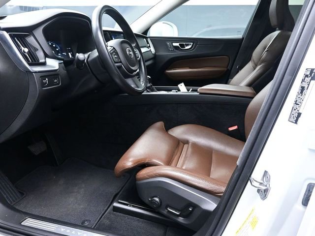 Used 2019 Volvo XC60 T5 Momentum w/ Premium Package image 17