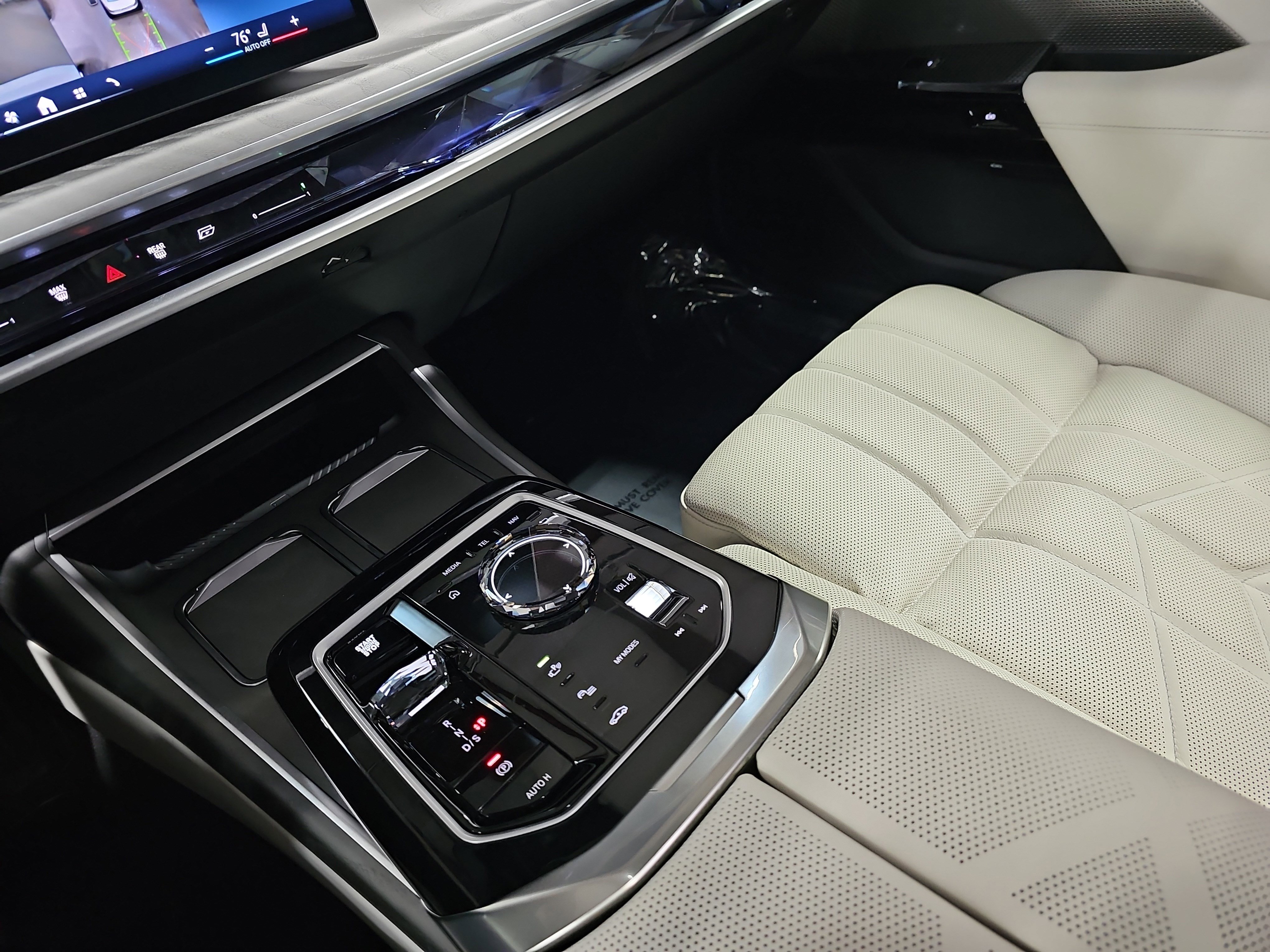 Certified 2025 BMW 760i xDrive w/ Executive Package AWD/4WD image 27