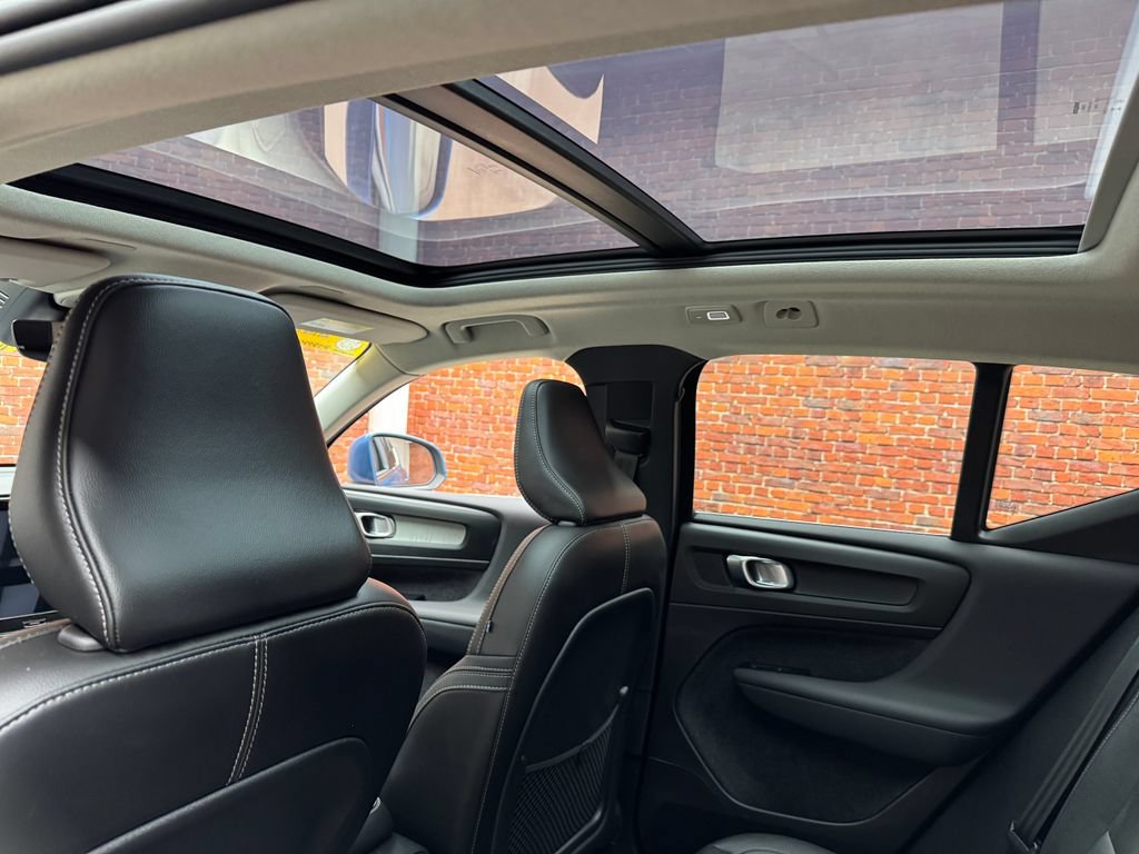 Used 2024 Volvo XC40 B5 Plus AWD/4WD image 3