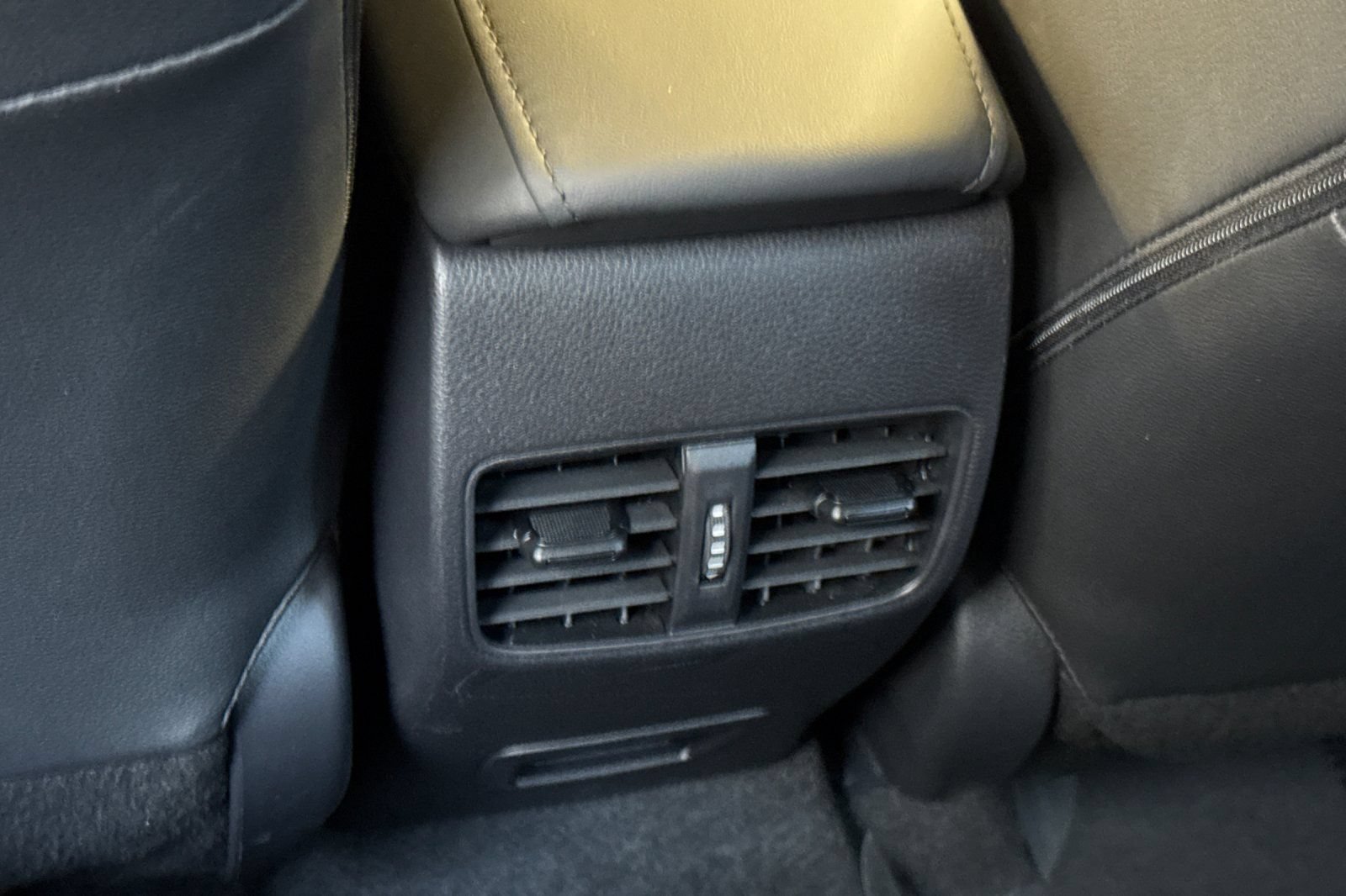 Used 2024 Toyota Corolla Cross AWD Hybrid w/ Convenience Package image 17