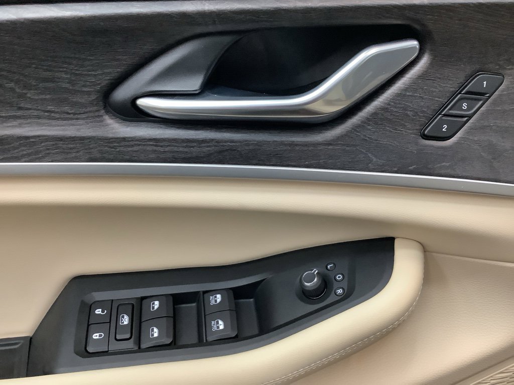 Used 2025 Jeep Grand Cherokee L Limited w/ Luxury Tech Group II image 13