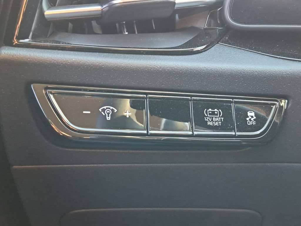 Certified 2025 Kia Niro EX FWD image 18