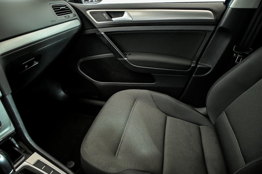 Used 2016 Volkswagen Golf S image 23