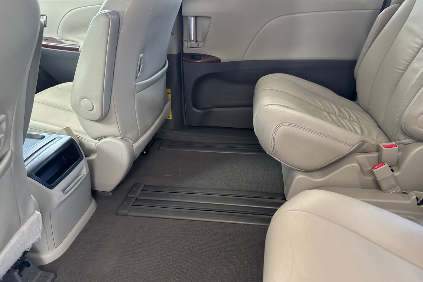 Used 2011 Toyota Sienna XLE FWD image 15
