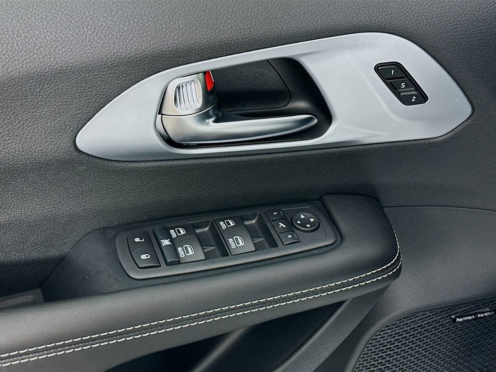 New 2026 Chrysler Pacifica Limited w/ Uconnect Theater Family Group image 22