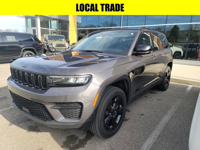 Used 2023 Jeep Grand Cherokee Altitude image 3