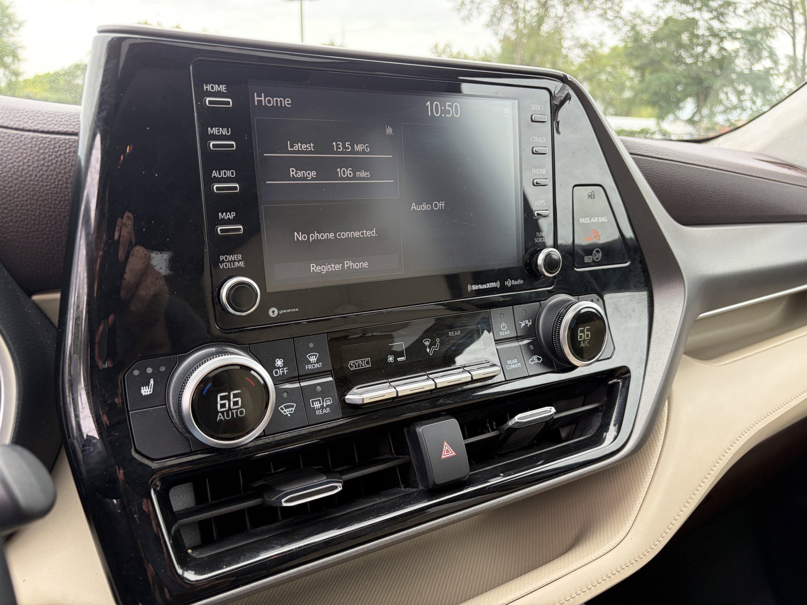 Used 2021 Toyota Highlander XLE AWD/4WD image 19