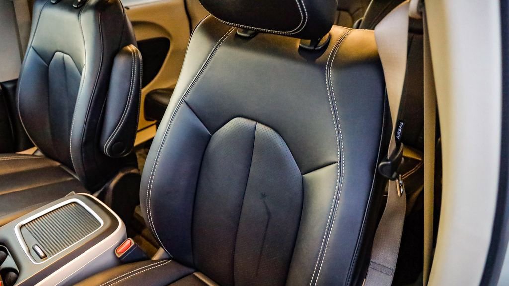 Certified 2024 Chrysler Pacifica Touring-L image 30