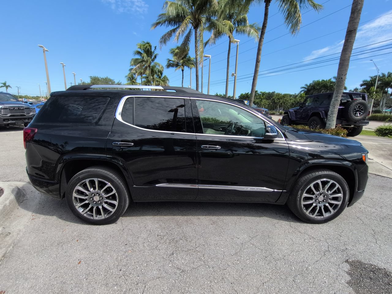 Used 2020 GMC Acadia Denali w/ Denali Ultimate Package AWD/4WD image 4