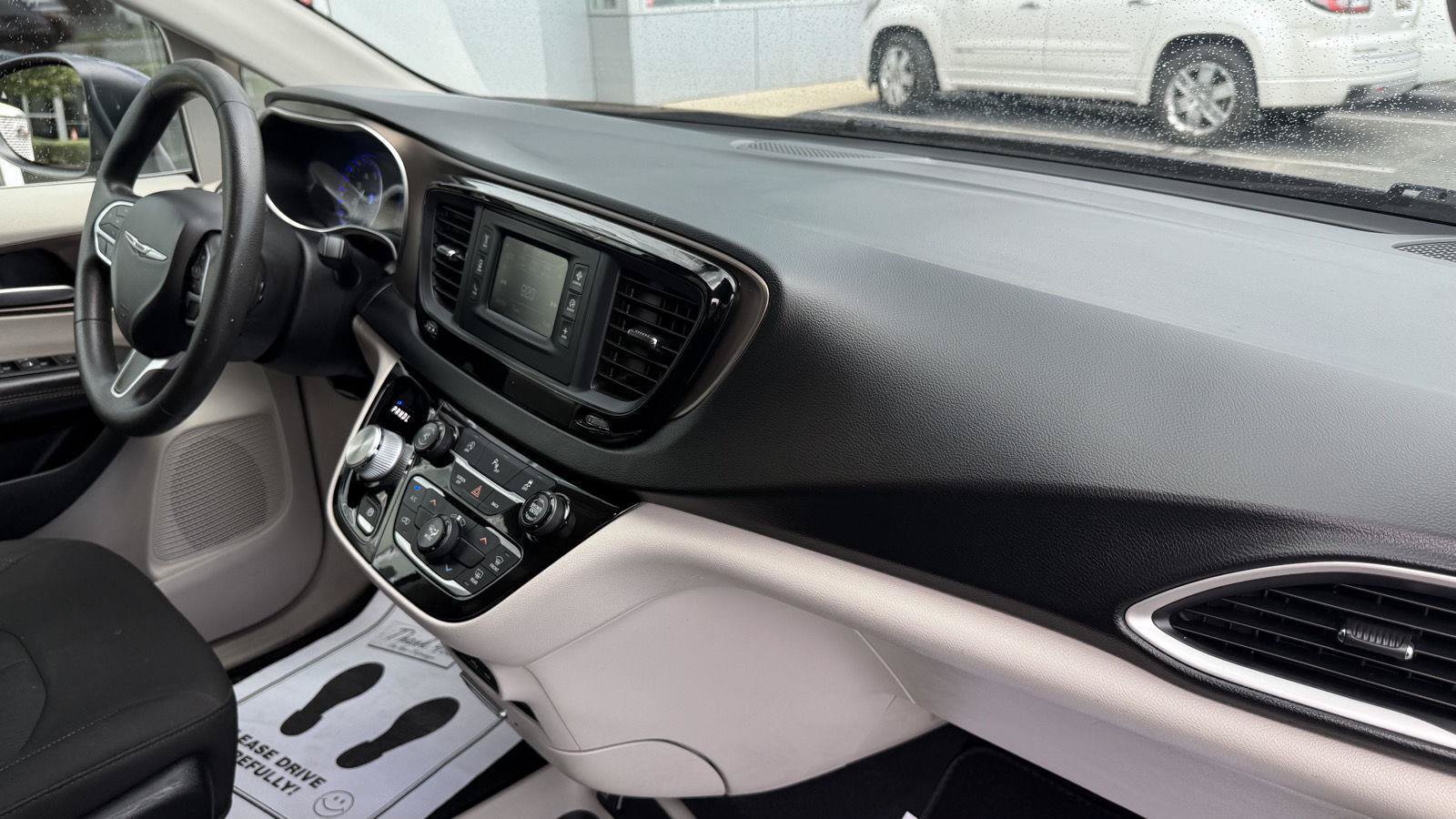 Used 2017 Chrysler Pacifica LX FWD image 13
