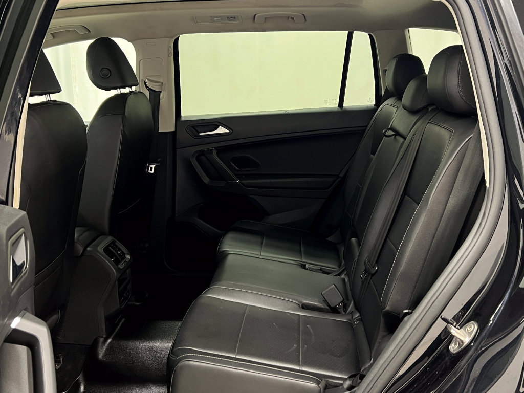 Used 2020 Volkswagen Tiguan SE AWD/4WD image 31