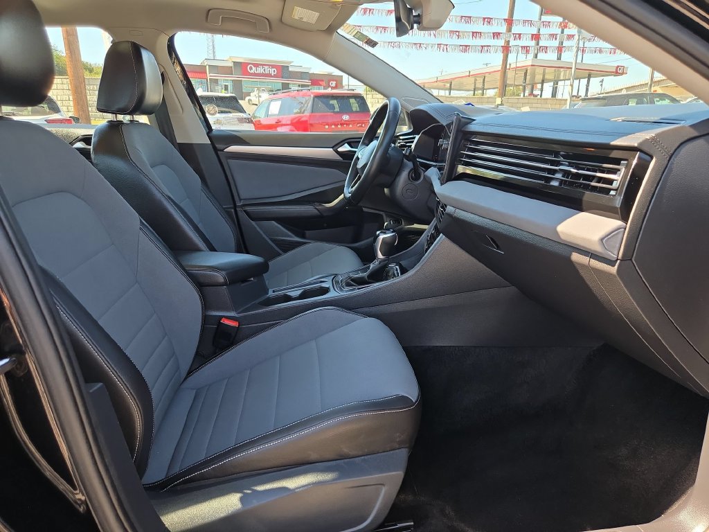 Used 2026 Volkswagen Jetta SE FWD image 32