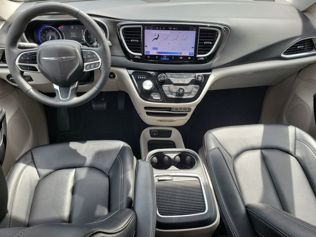 Used 2024 Chrysler Pacifica Touring-L FWD image 14