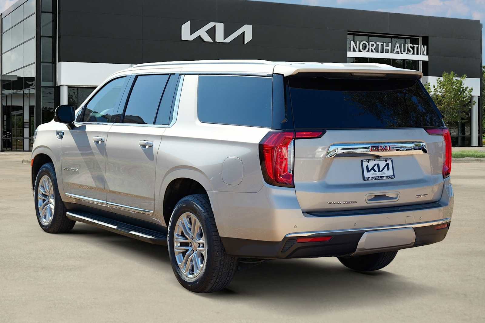 Used 2021 GMC Yukon XL SLT w/ SLT Luxury Plus Package image 5