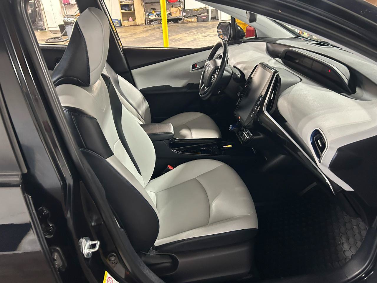 Used 2022 Toyota Prius Limited FWD image 17