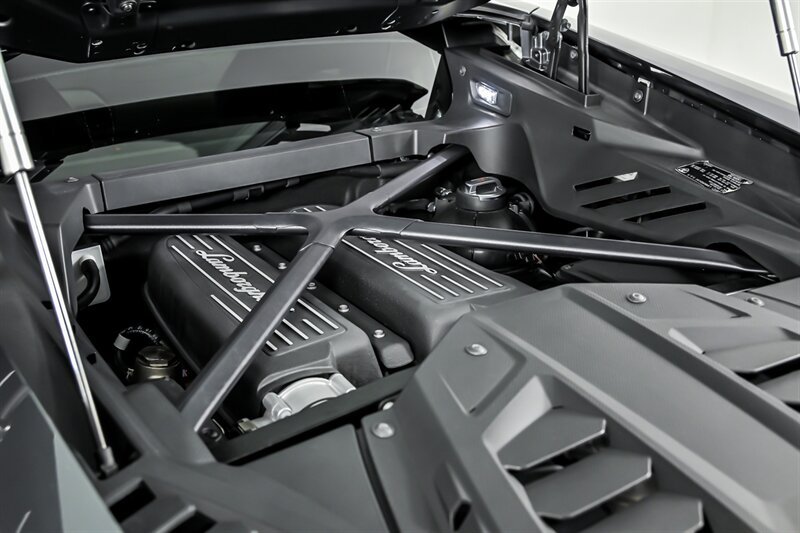 Used 2020 Lamborghini Huracan EVO RWD image 11