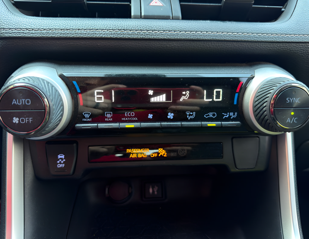 Used 2019 Toyota RAV4 XLE AWD/4WD image 28
