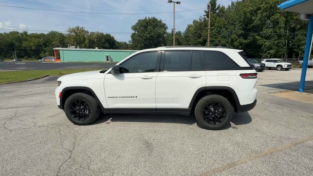 Used 2025 Jeep Grand Cherokee Altitude AWD/4WD image 5