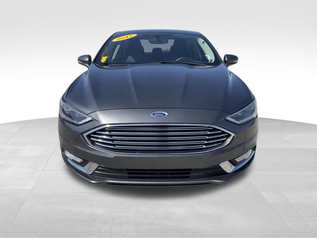 Used 2017 Ford Fusion SE w/ Fusion SE Technology Package FWD image 2