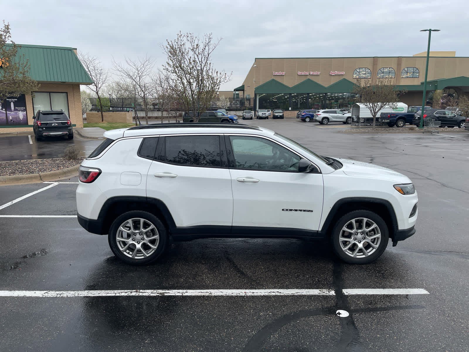 Used 2023 Jeep Compass Latitude w/ Sun and Sound Group AWD/4WD image 5