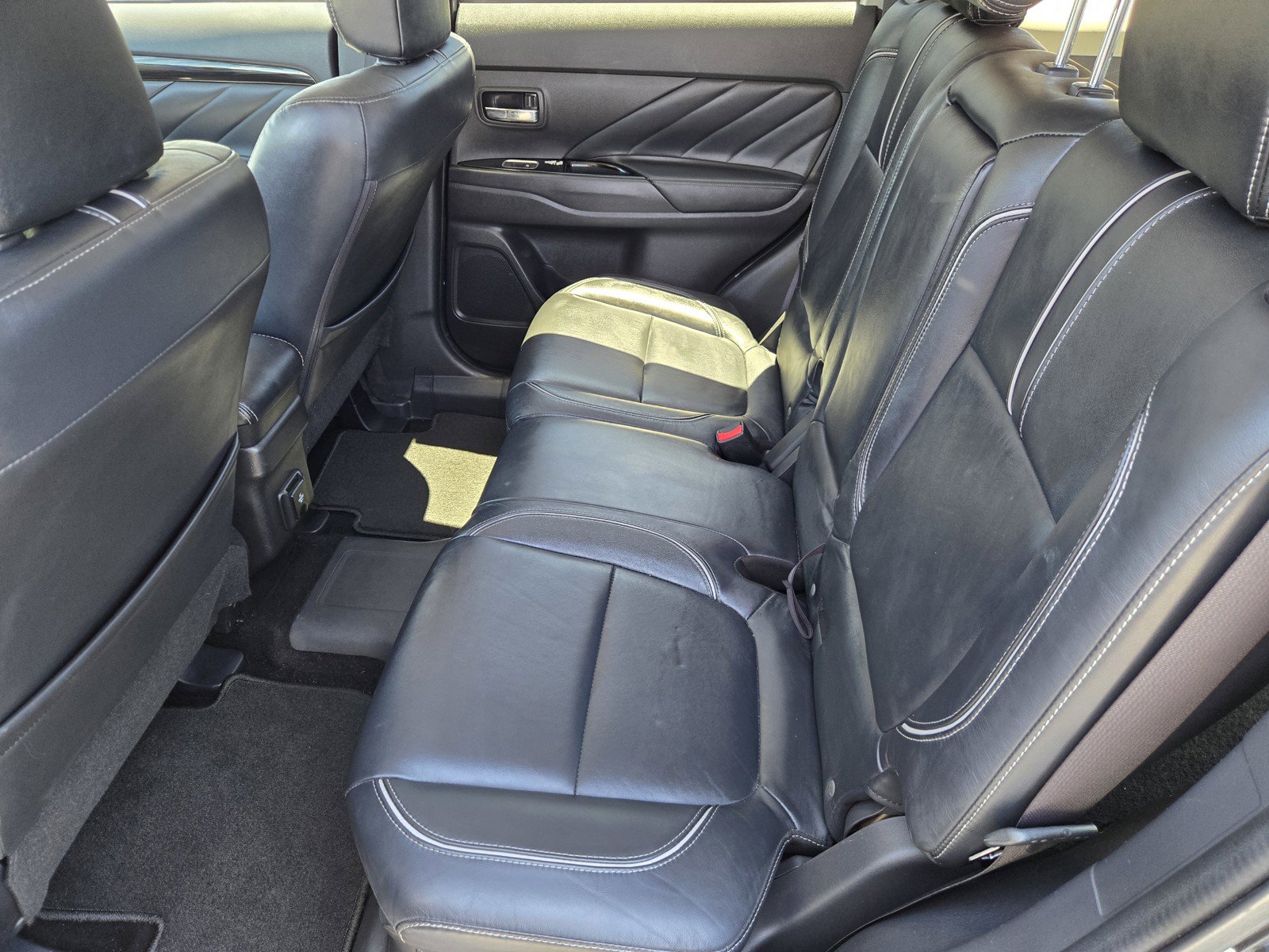 Used 2018 Mitsubishi Outlander 4WD Plug-In Hybrid image 12