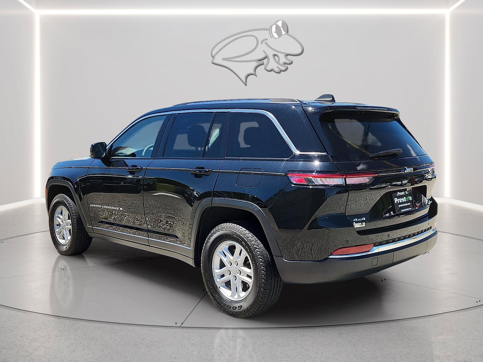 Used 2023 Jeep Grand Cherokee Laredo AWD/4WD image 3