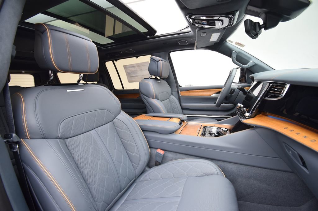 New 2024 Jeep Grand Wagoneer Series III AWD/4WD image 17