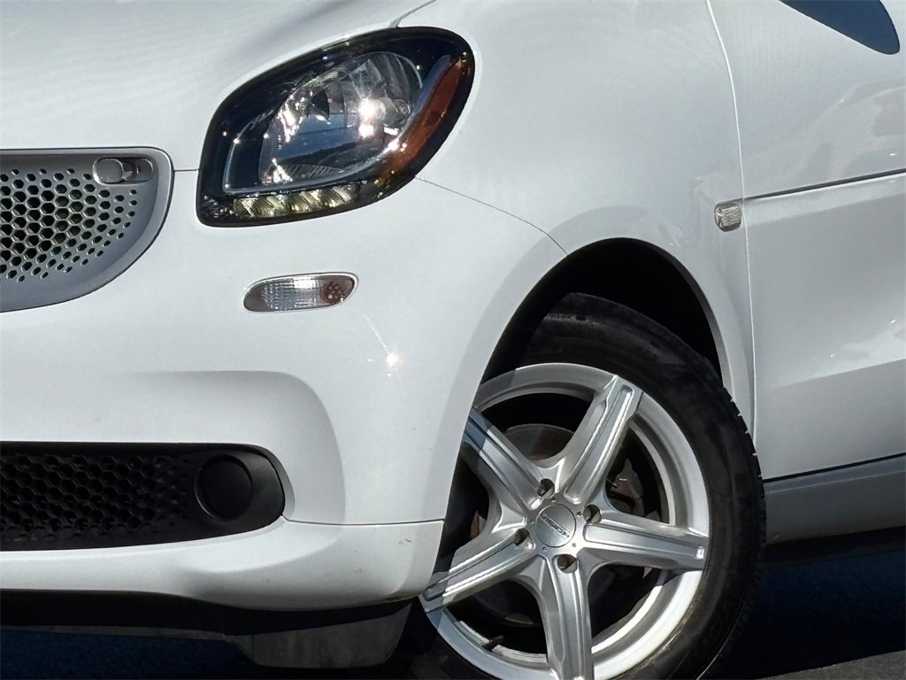 Used 2016 smart fortwo pure image 2