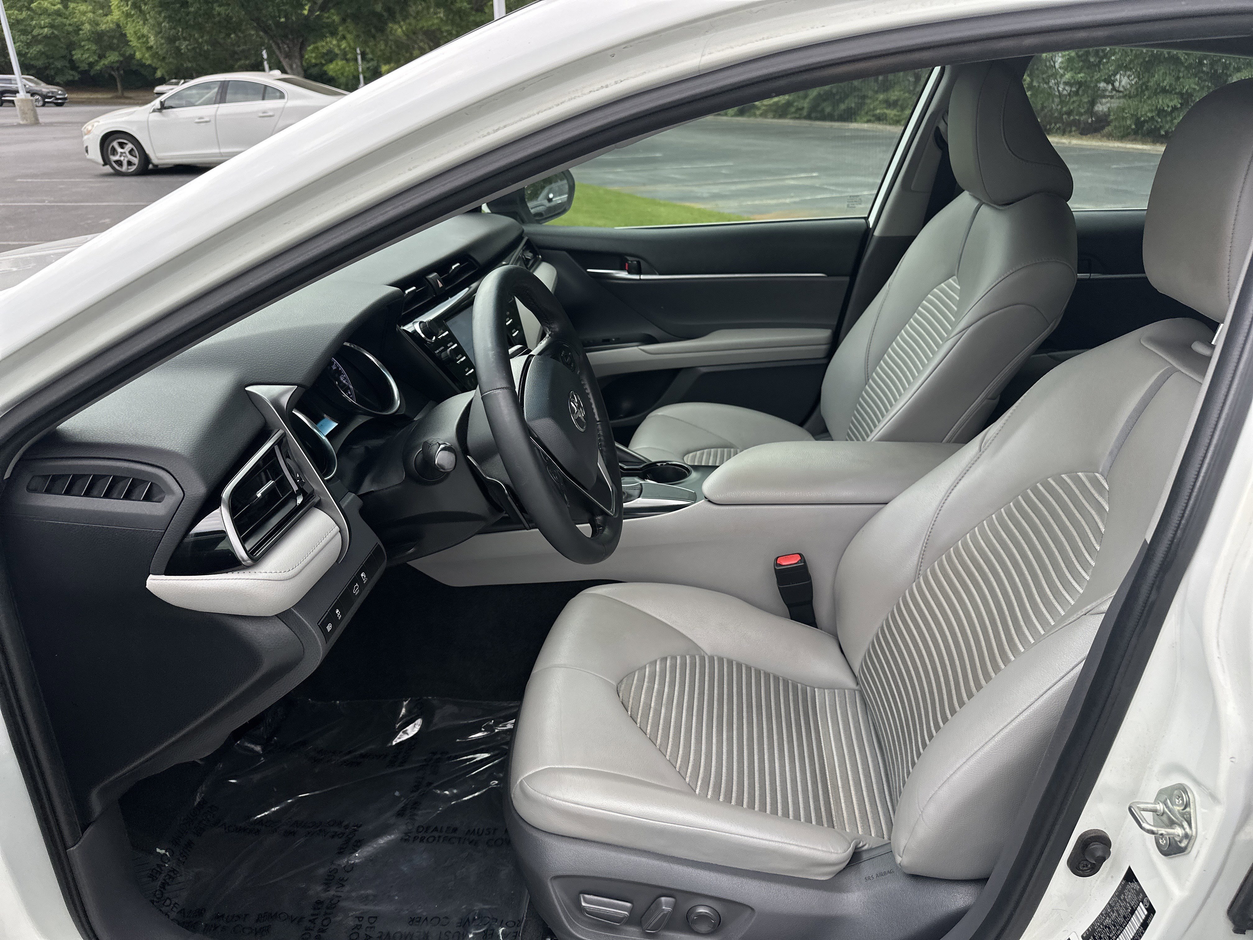 Used 2020 Toyota Camry SE w/ Convenience Package FWD image 16