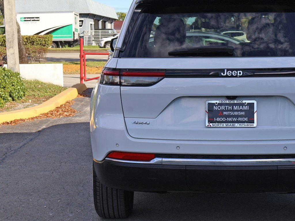 Used 2022 Jeep Grand Cherokee Limited w/ Trailer Tow Prep Group (B) image 16